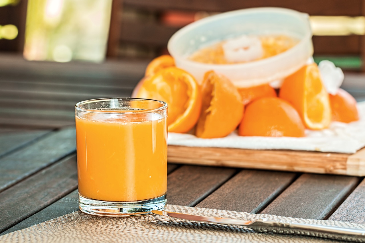 For high-fiber juices, such as orange juice, filter or use a homogenizer to mix the sample to reduce the effect of particles on light scattering