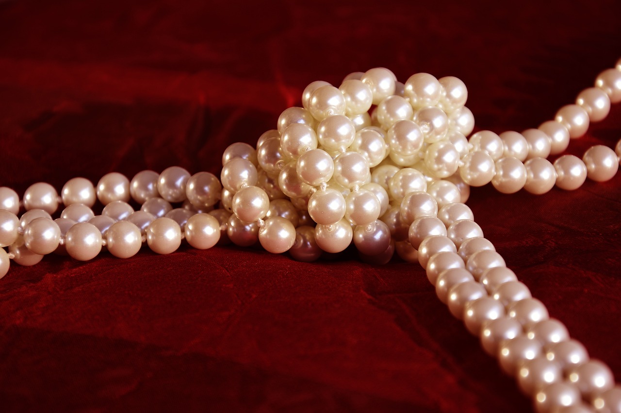 Yellowness of pearl necklace